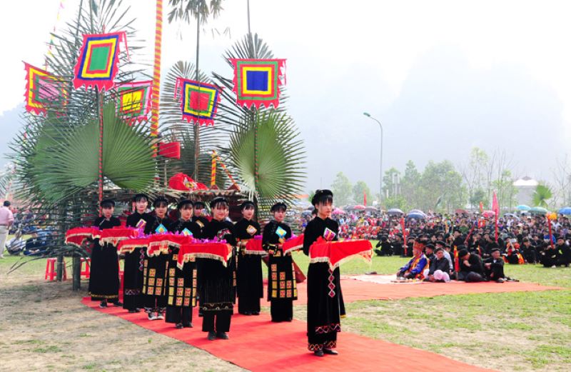 Phần lễ của lễ hội Lồng Tồng diễn ra trang nghiêm với mâm cúng, nghi thức cầu mùa và lễ xuống đồng. 