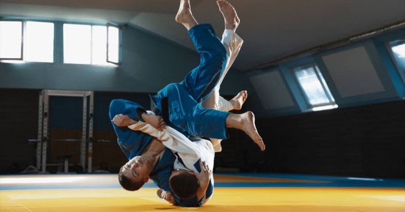 Judo hiện đại tập trung vào kỹ thuật ném, quật ngã, phá thăng bằng và khống chế đối thủ trên thảm đấu.