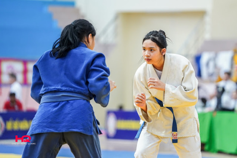 Tập Judo giúp cải thiện thể lực, phản xạ, thăng bằng, sự tự tin và khả năng kiểm soát cơ thể.