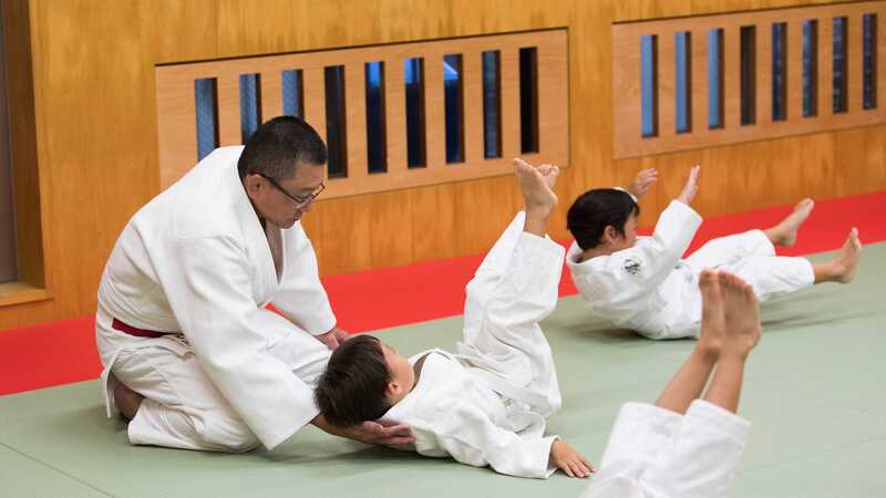 Người mới học Judo nên bắt đầu từ kỹ thuật ngã an toàn, cách di chuyển, nắm áo và các đòn ném cơ bản.