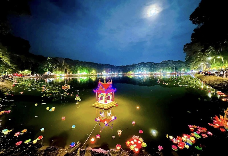 Lễ hội Ok Om Bok thể hiện tinh thần tạ ơn thần Mặt Trăng, cầu mong mùa màng thuận lợi và cuộc sống bình an. 
