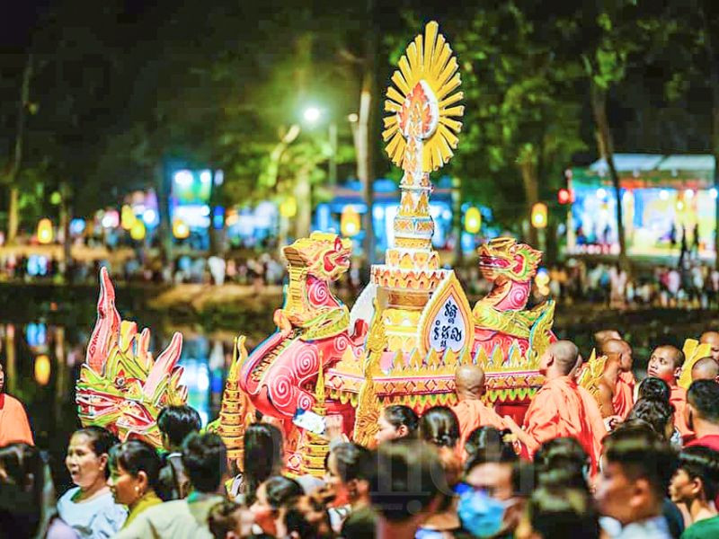 Lễ hội Ok Om Bok thể hiện tinh thần tạ ơn thần Mặt Trăng, cầu mong mùa màng thuận lợi và cuộc sống bình an. 