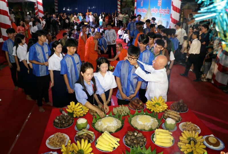 Mâm cúng trăng với cốm dẹp, chuối, dừa và trái cây là phần quan trọng trong lễ hội Ok Om Bok. 