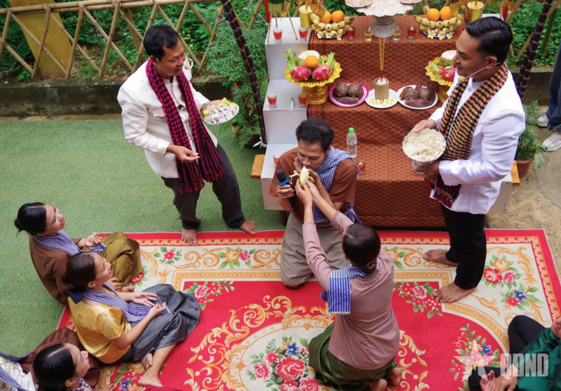 Khi tham gia lễ hội, du khách nên ăn mặc lịch sự, tôn trọng nghi lễ và giữ gìn không gian chung. 