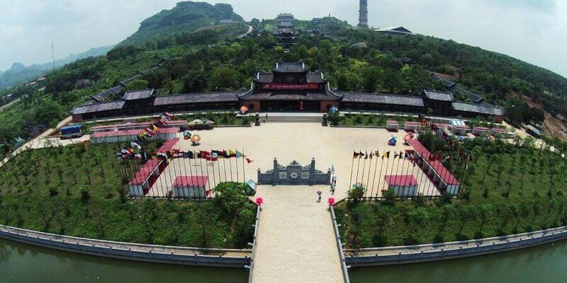 Hoa Lư từng là kinh đô quan trọng của Đại Cồ Việt, phù hợp với yêu cầu phòng thủ trong buổi đầu độc lập. 