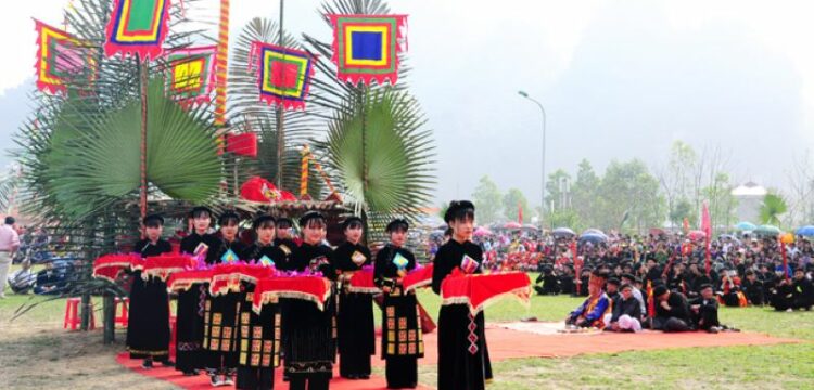 Phần lễ của lễ hội Lồng Tồng diễn ra trang nghiêm với mâm cúng, nghi thức cầu mùa và lễ xuống đồng. 
