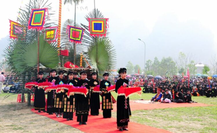 Phần lễ của lễ hội Lồng Tồng diễn ra trang nghiêm với mâm cúng, nghi thức cầu mùa và lễ xuống đồng. 