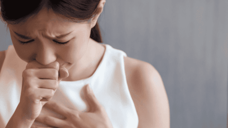 Nấc cụt lặp lại nhiều lần trong ngày có thể liên quan đến ăn uống, trào ngược hoặc căng thẳng. 