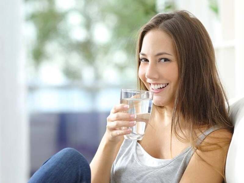 Uống từng ngụm nước nhỏ, thở chậm và ngồi thẳng có thể giúp giảm nấc cụt ngắn hạn. 