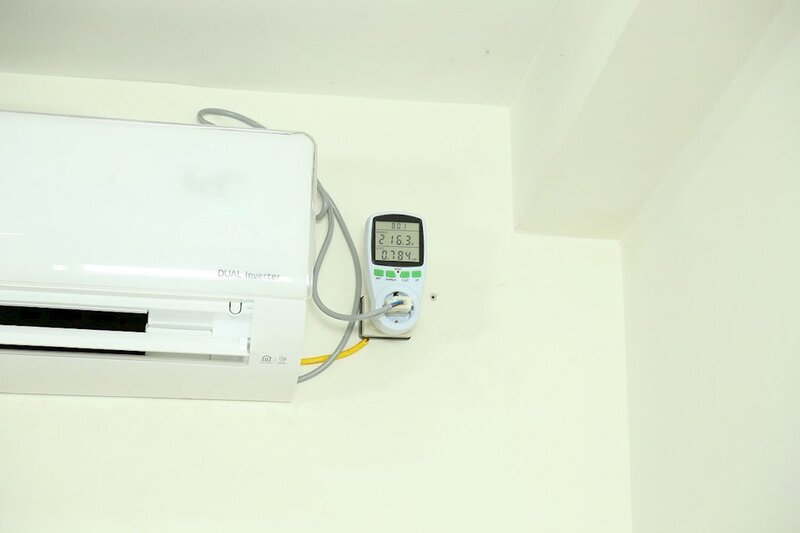 Mức tiêu thụ điện của điều hoà 9000 BTU dao động từ 700 W đến 1.000 W tùy thuộc vào loại máy và các yếu tố môi trường. 