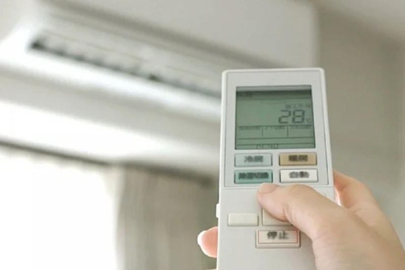 Cài nhiệt độ từ 26 – 28°C và kết hợp quạt điện giúp điều hoà hoạt động hiệu quả mà không tốn quá nhiều điện năng. 