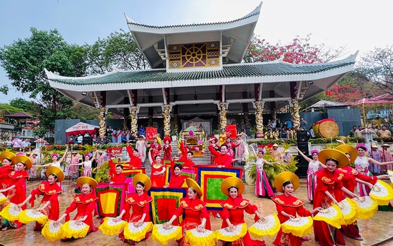 Lễ hội Vía Bà Chúa Xứ Núi Sam là sinh hoạt văn hóa tín ngưỡng lâu đời, gắn với đời sống tinh thần của người dân Nam Bộ. 