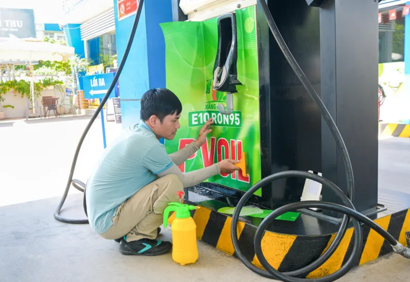Đổ E10 tại cây xăng uy tín giúp người dùng yên tâm hơn về chất lượng nhiên liệu và thông tin giá bán.