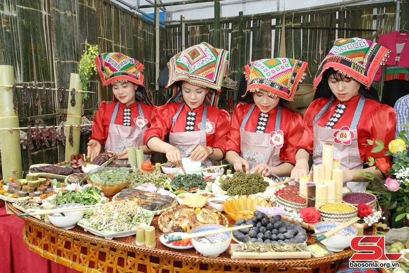 Ẩm thực Tây Bắc là trải nghiệm không thể bỏ qua khi tham gia lễ hội Hoa Ban