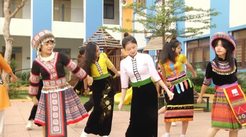 Lễ hội giúp thế hệ trẻ hiểu hơn về truyền thống, bản sắc và niềm tự hào quê hương Lễ hội giúp thế hệ trẻ hiểu hơn về truyền thống, bản sắc và niềm tự hào quê hương