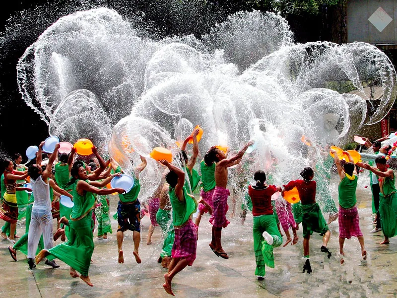 Songkran là dịp người Thái bày tỏ lòng kính trọng với cha mẹ, ông bà và gửi lời chúc may mắn cho năm mới.