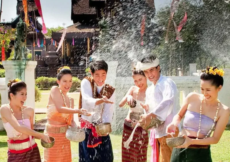 Lễ hội té nước Thái Lan thường diễn ra vào giữa tháng 4 hằng năm, trong đó các ngày 13–15/4 là thời điểm sôi động nhất.