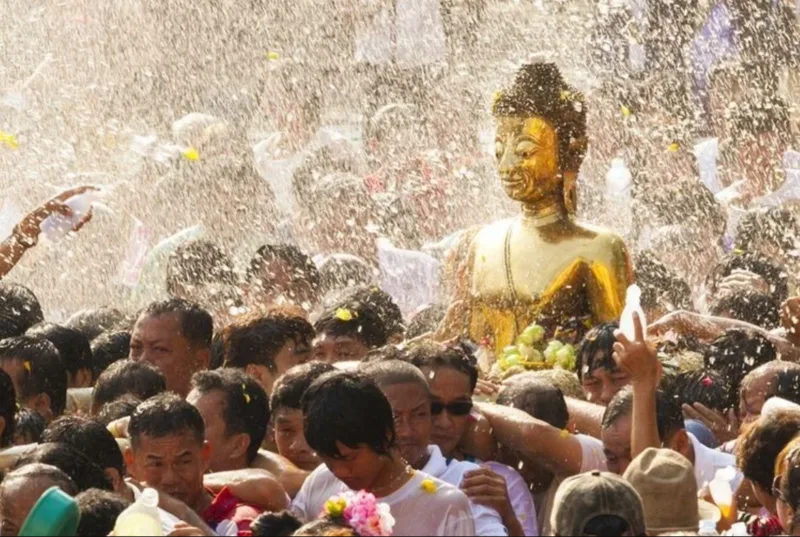 Bên cạnh té nước, Songkran còn có diễu hành văn hóa, tắm Phật, đi chùa làm công đức và nhiều hoạt động cộng đồng đặc sắc.