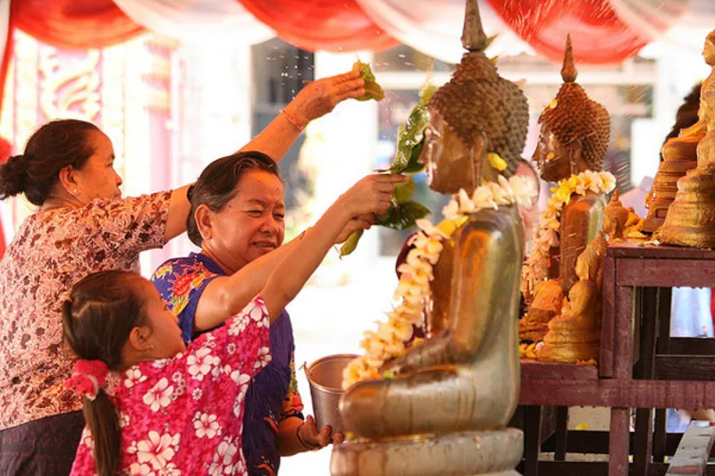 Với người Thái, Songkran không chỉ là lễ hội vui chơi mà còn là thời điểm làm công đức, tắm Phật và làm mới tinh thần.