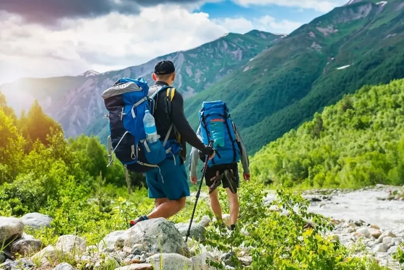 Trekking là hoạt động đi bộ đường dài qua rừng núi, thung lũng, suối và các cung đường tự nhiên.