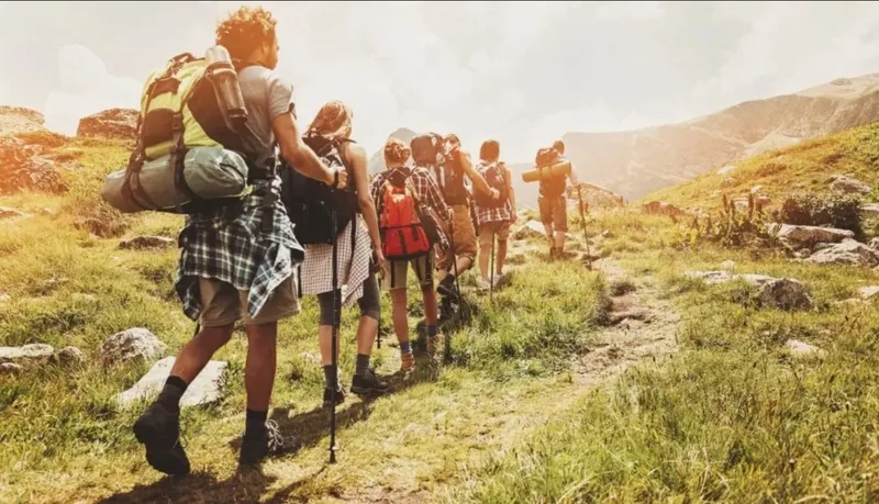 Du lịch trekking thường diễn ra ở rừng núi, bản làng, thác nước và các khu vực tự nhiên còn hoang sơ.