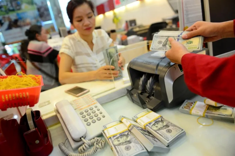 Người đi du học, doanh nghiệp nhập khẩu, người nhận kiều hối và nhà đầu tư là những nhóm chịu ảnh hưởng trực tiếp từ tỷ giá USD.