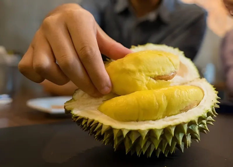 Một số người cần kiểm soát đường huyết, cân nặng hoặc tổng năng lượng nên thận trọng với khẩu phần sầu riêng.