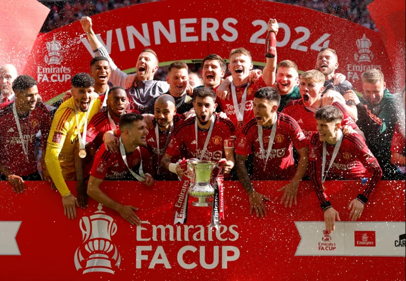 Manchester United duy trì sức hút toàn cầu nhờ lịch sử lâu đời, Old Trafford và thời kỳ thành công dưới Sir Alex Ferguson.