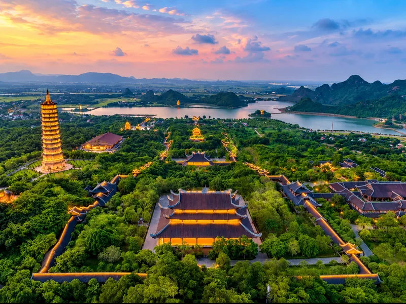 Chùa Bái Đính là quần thể Phật giáo nổi tiếng với nhiều công trình lớn tại Ninh Bình.