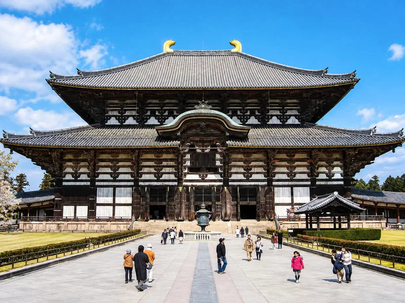 Tōdai-ji nổi tiếng với Đại Phật điện bằng gỗ và tượng Đại Phật khổng lồ tại Nara.