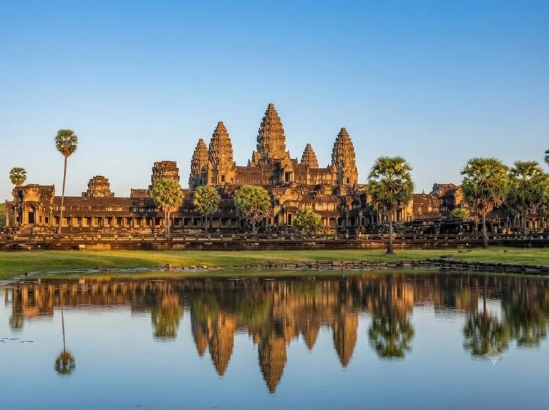 Angkor Wat là công trình tôn giáo nổi tiếng với quần thể kiến trúc Khmer rộng lớn tại Campuchia.