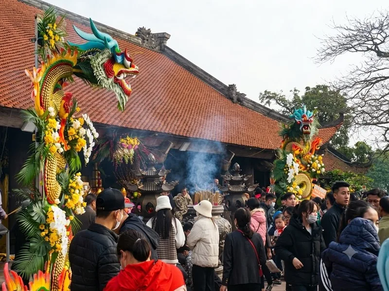 Du khách tham quan lễ hội chùa Keo trong trang phục phù hợp, trải nghiệm không gian văn hóa tâm linh đặc sắc.